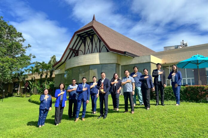 Taal Vista Hotel General Manager Ramon Makilan proudly presents the Pillar Award received at the 1st Philippine Tourism Awards, joined by the department heads in the traditional Mabuhay gesture to celebrate this milestone.
